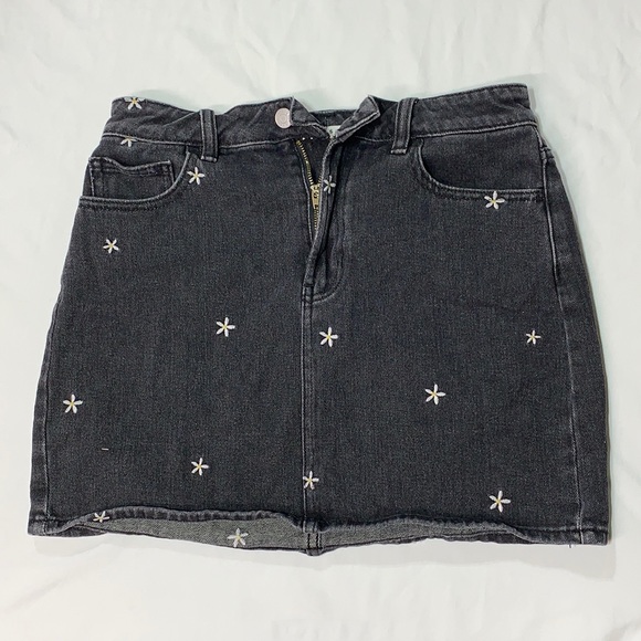 PacSun Dresses & Skirts - PAC Sun Black Skirt with Flowers SZ 26 waist